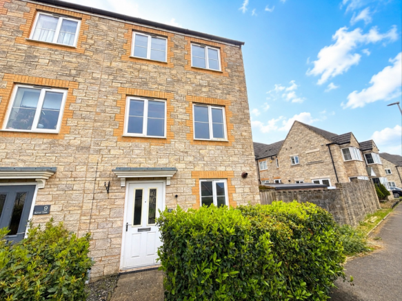 3 bed property, in Burnett Close, £325,000