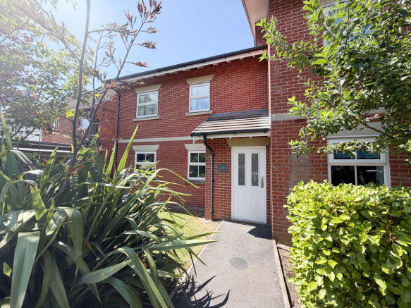 2 bed property, in 3 Berkeley Court, £125,000