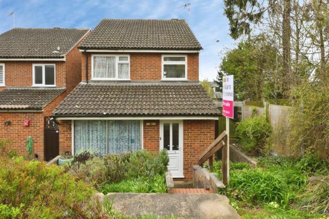 3 bed property, in Vicarage Road, £475,000