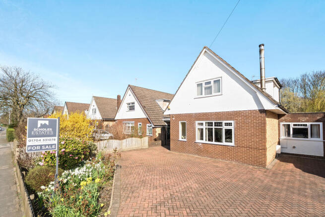 2 bed property, in Station Road, £290,000