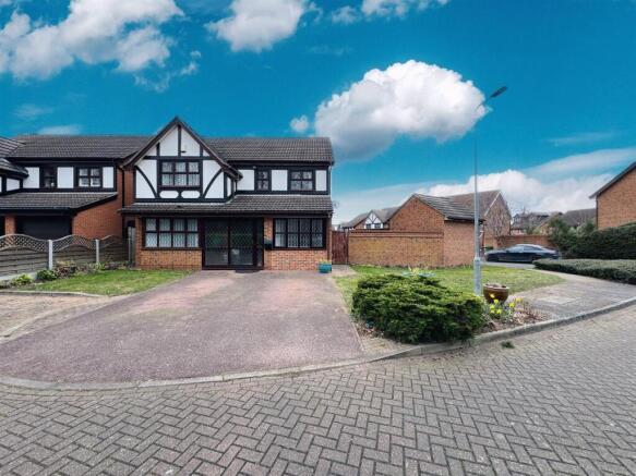 5 bed property, in Catharine Close, £600,000