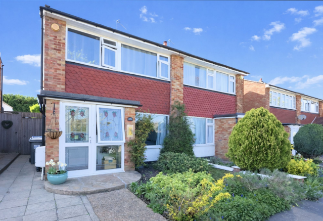 3 bed property, in Overstone Gardens, £499,500