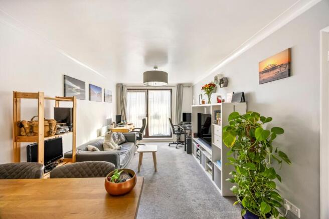 1 bed property, in London Road, £200,000