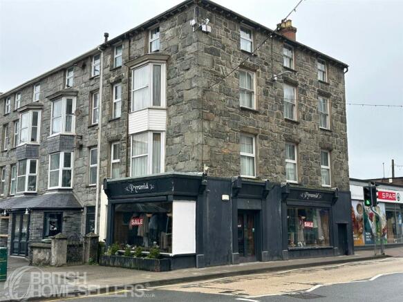 4 bed property, in Beach Road, £250,000