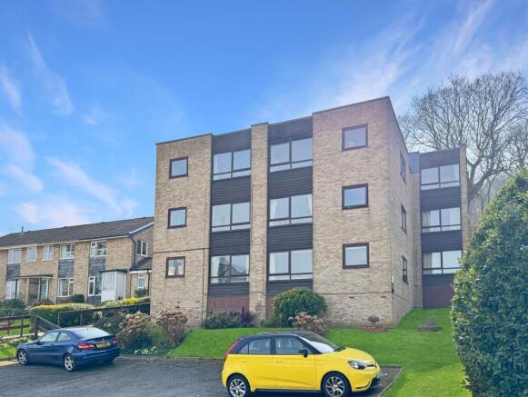 2 bed property, in Queens Road, £180,000