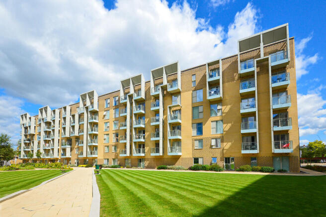 1 bed property, in Great Northern Road, £325,000