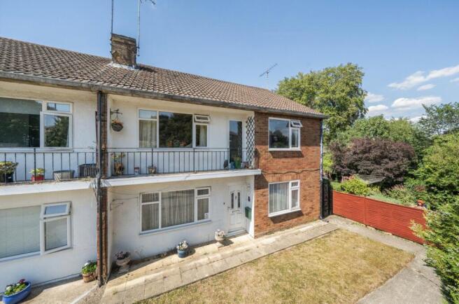 2 bed property, in Tring Road, £110,000