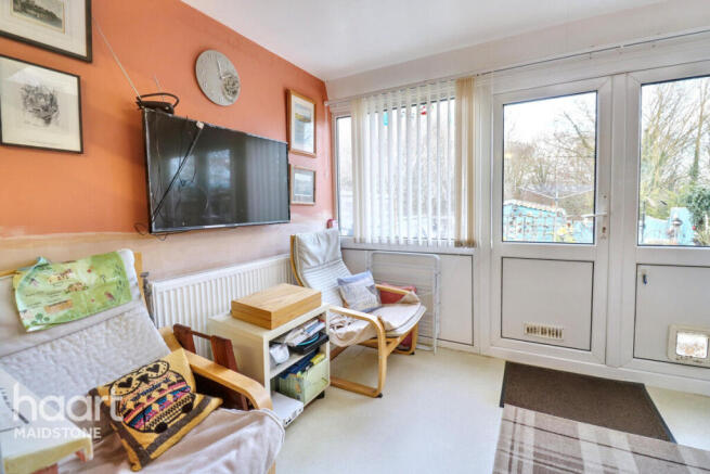 2 bed property, in Halstead Walk, £280,000